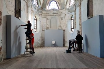 Allestimento dei pannelli per l'esposizione dei dipinti a cura del Comune